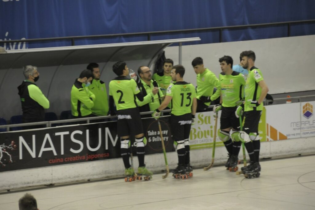 L'equip en un descans del partit (Club Hoquei Lloret)