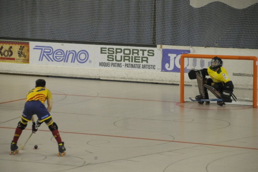 Una jugada del partit (Club Hoquei Lloret)