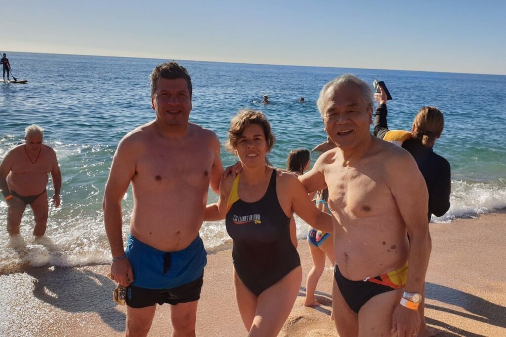 Yasuji Fusano, a la dreta, al Primer Bany de l'Any del 2020 (Club Natació Lloret)