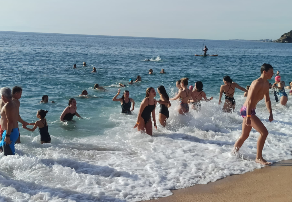 Alguns dels participants del Primer Bany de l'Any, a l'aigua
