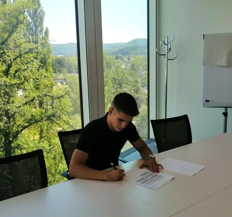 Miki Juanola, en el moment de signar el contracte