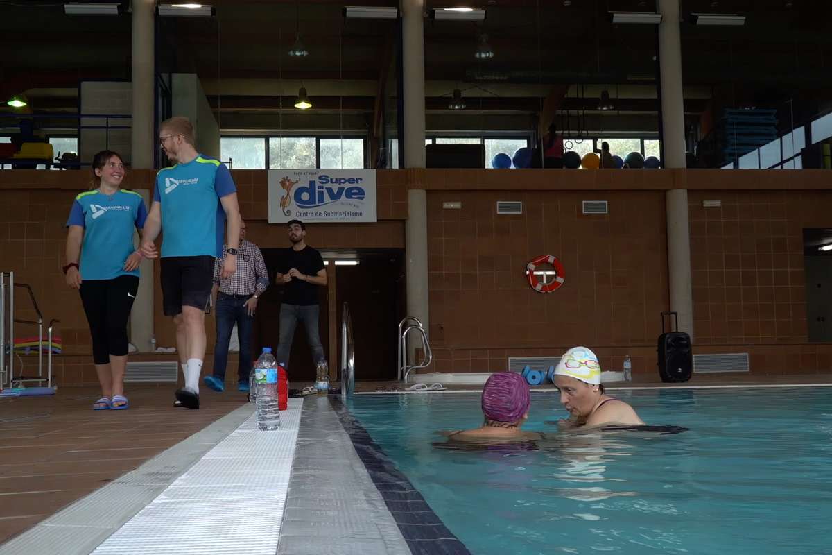 Alumnes de l'Institut Rocagrossa treballant a la Piscina de Tossa