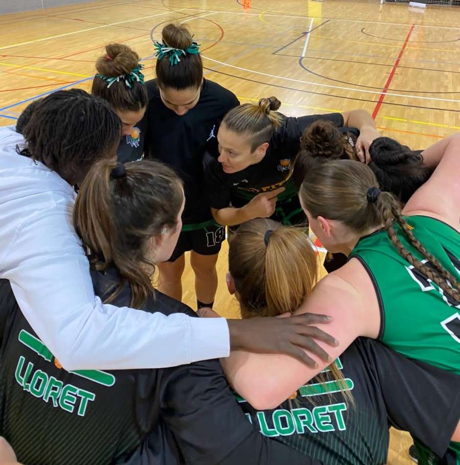 Les noies, concentrades durant el partit (Bàsquet Lloret)