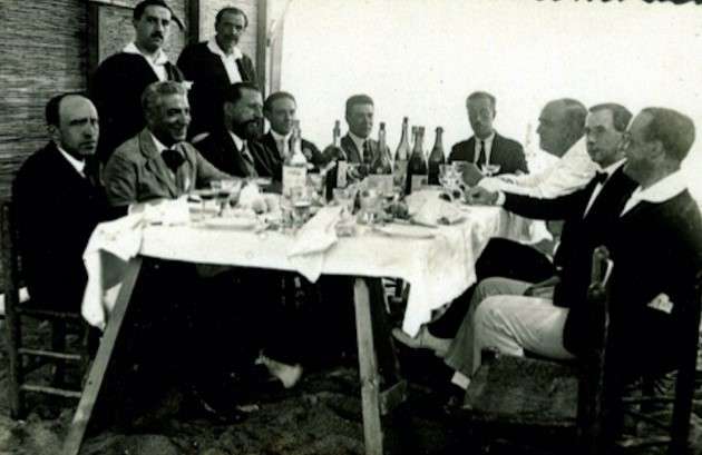 Dinar dels Jocs Florals Lloret de l'estiu de 1920, amb Josep Carner, que és el primer per la dreta (Arxiu Municipal de Lloret de Mar)