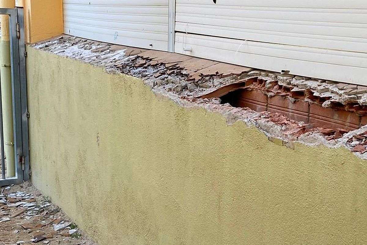 Una de les destrosses a l'escola Pere Torrent.