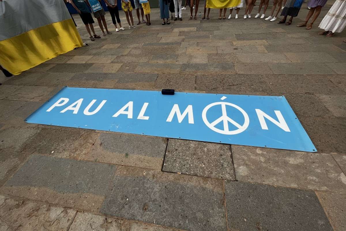 Cartell en una concentració en contra de la guerra a Ucraïna