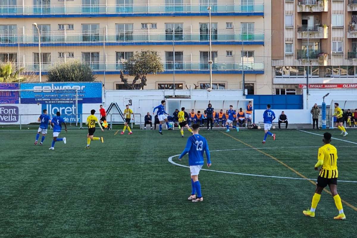 Un moment del partit del Club Futbol Lloret