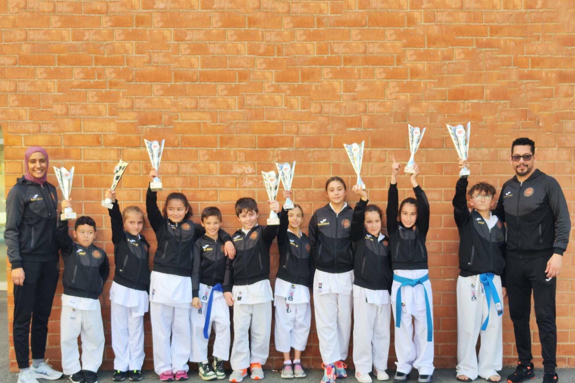 Els participants, amb les copes (Karate Driss Academy)