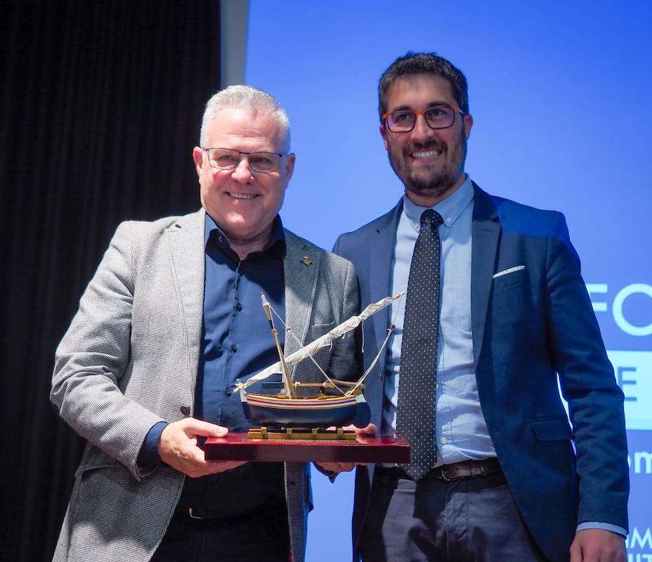 Entrega d'un obsequi al president de l'Aliança de Municipis Turistics