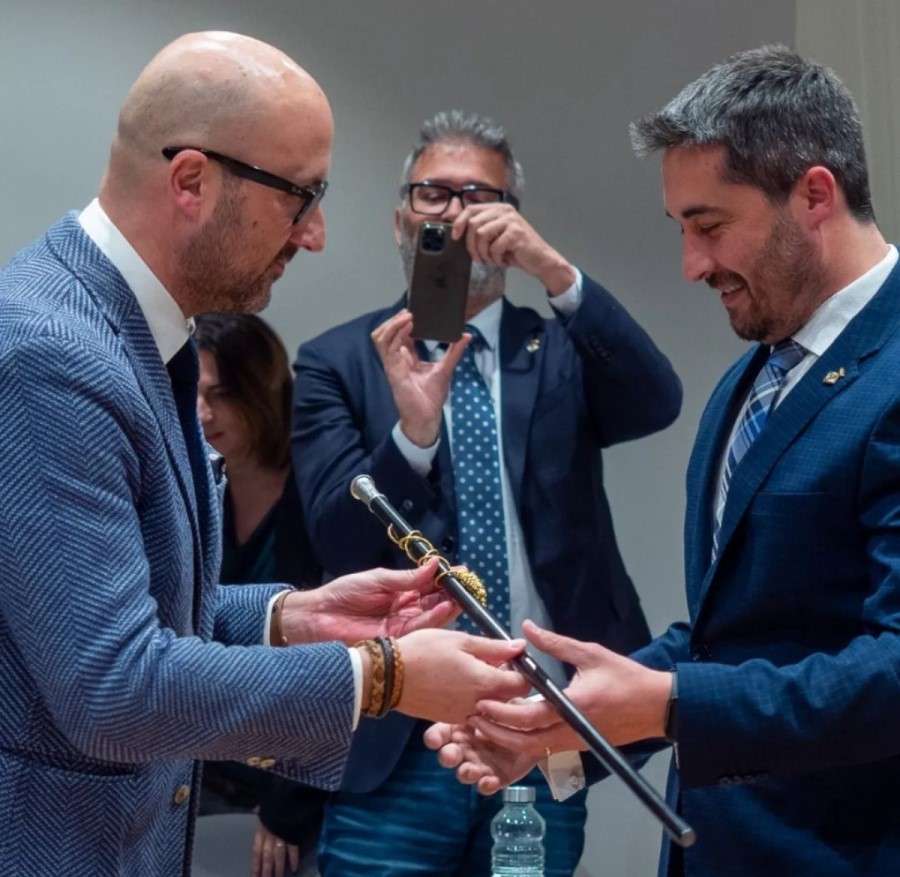 Jaume Dulsat entregant la vara dalcalde a Albert Robert