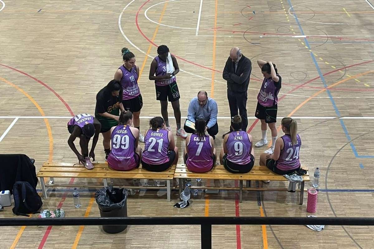 El sènior femení durant el partit (Bàsquet Lloret)