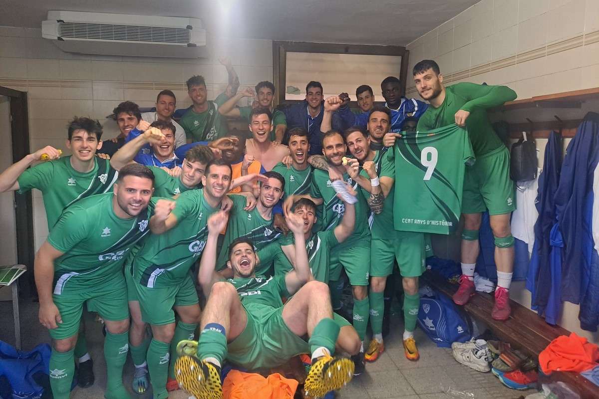 L'equip celebrant la victòria (Club Fubol Lloret)