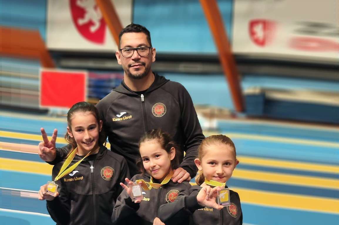 Driss Labiet amb els tres karatekes participants (Karate Driss Academy)