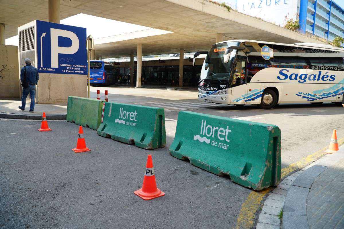 El carrer tallat per les obres a la terminal