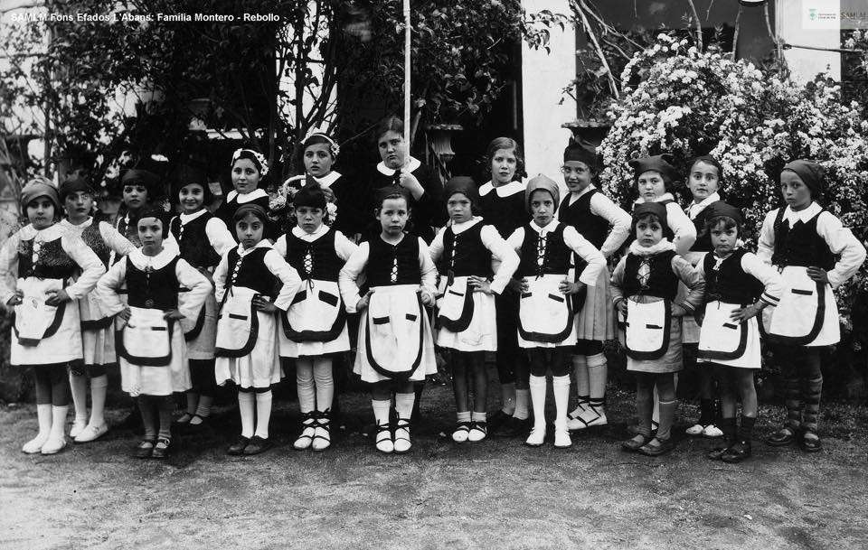 Grup de nenes que formaven part delGrup de Caramelles Infantils de Mossen Torrent Arxiu Municipal
