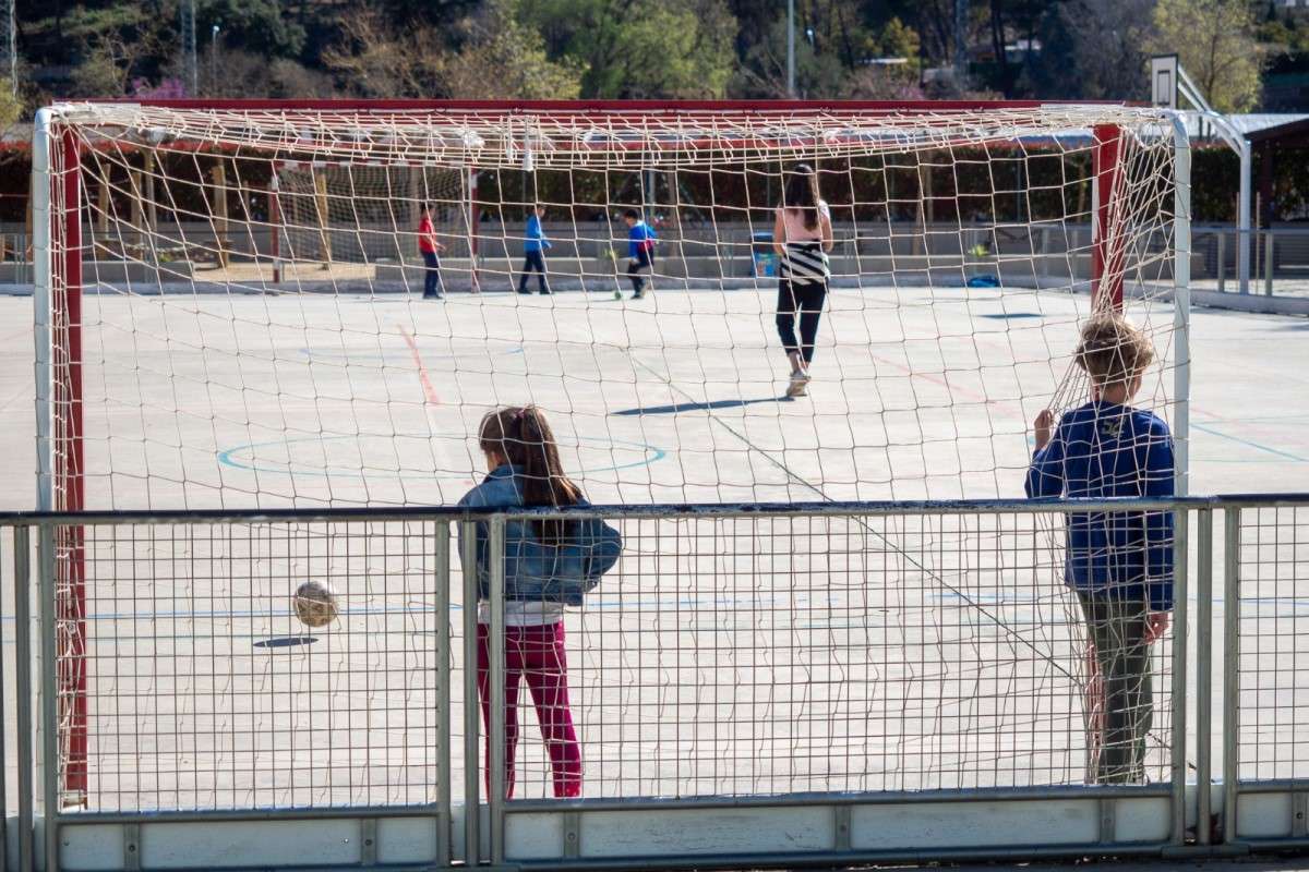 Els infants jugant a la pista de l'Àngels Alemany (Ajuntament de Lloret de Mar)