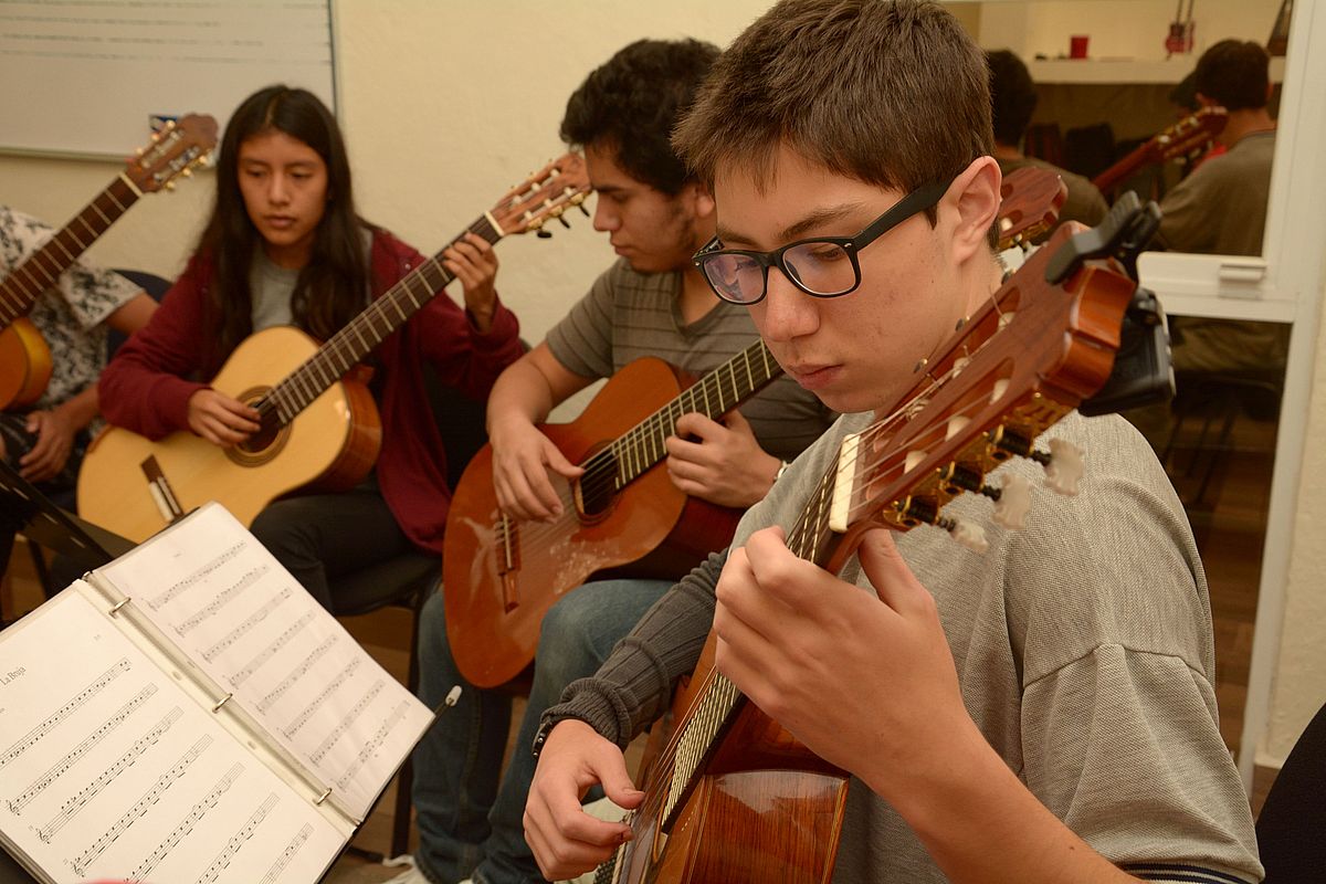 guitarra suzuki