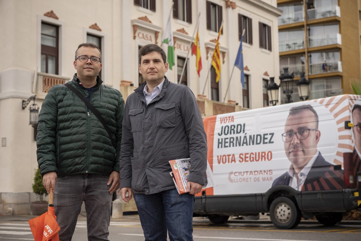 Jordi Hernández i Miguel Ángel González, davant de l'Ajuntament