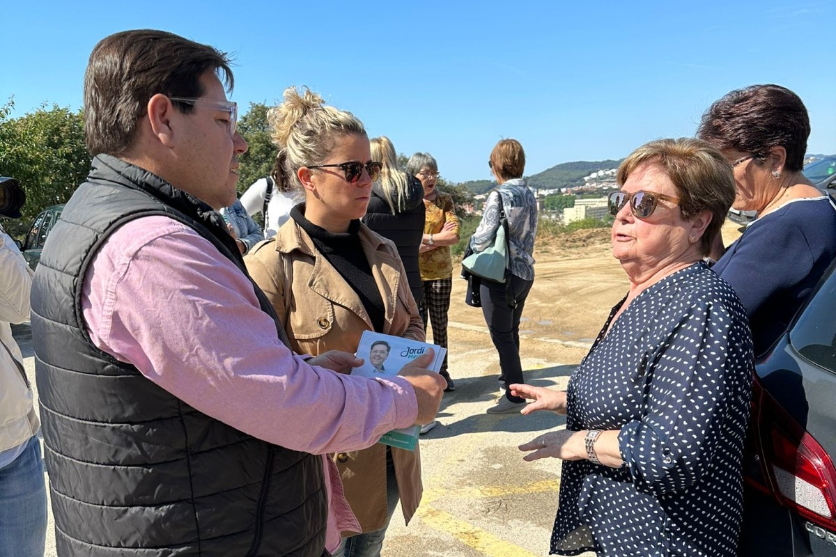 Jordi Martinez i Marina Nicolàs, conversant amb veïnes de Can Ballell