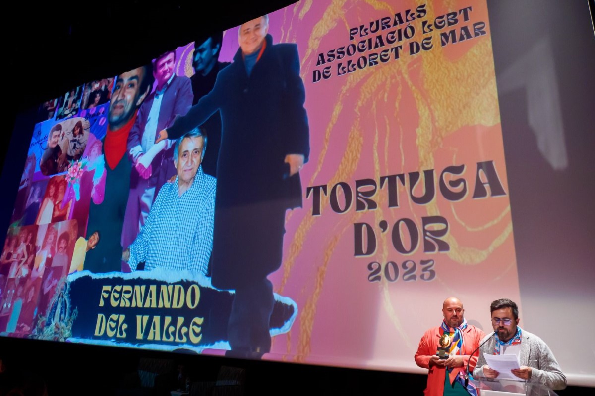 El moment d'entregar el premi a Fernando del Valle