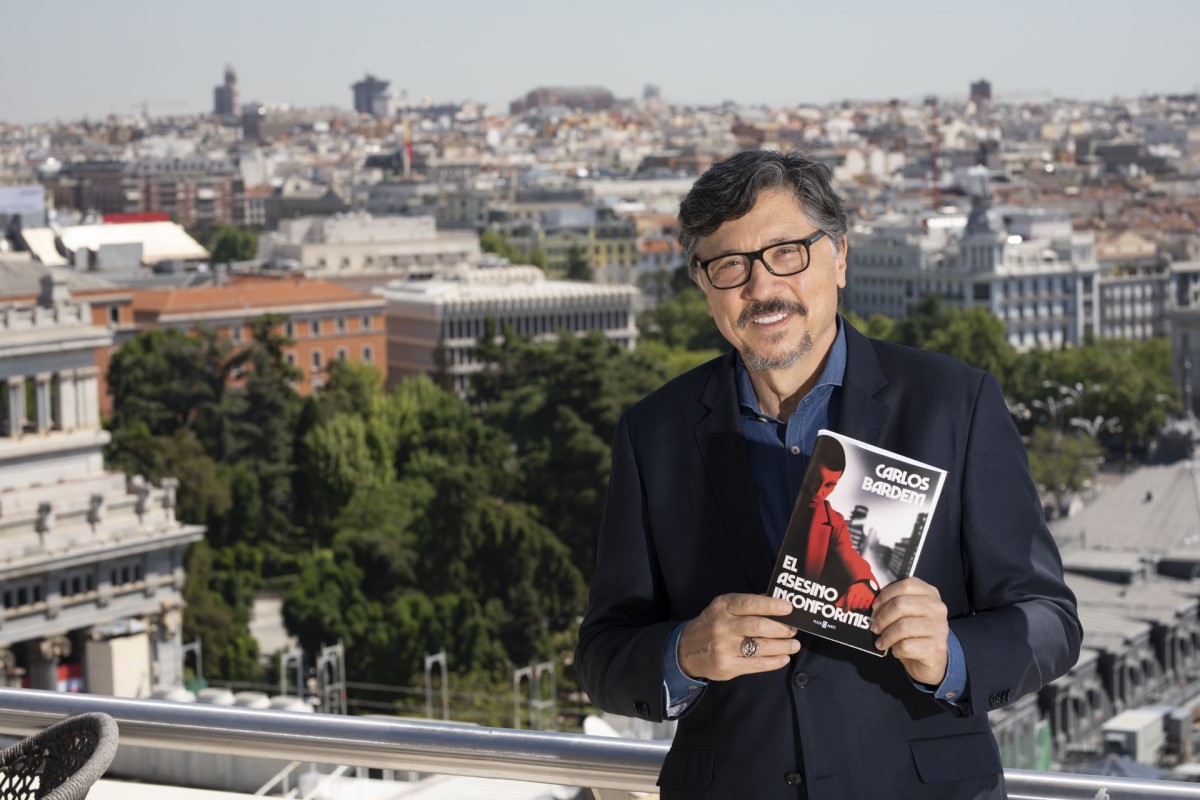 Carlos Bardem amb la seva novel·la (La Voz del Sur)