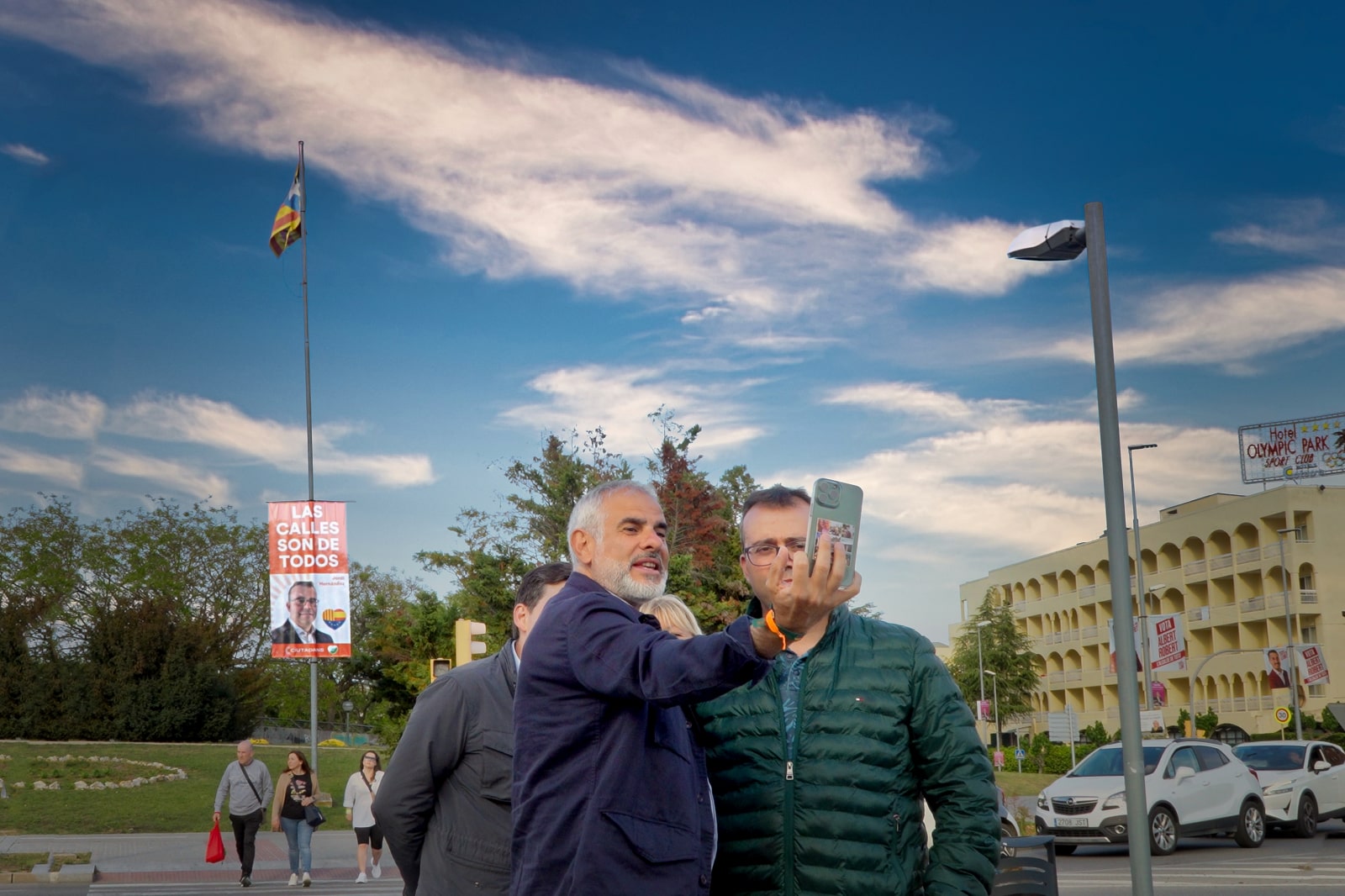 Carlos Carrizosa i Jordi Hernández, davant del nou cartell del partit