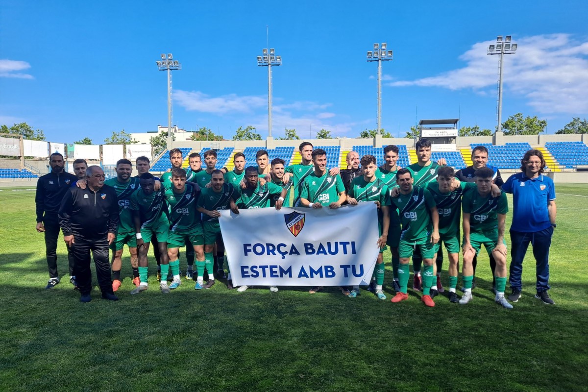 Donant ànims a Àlex Bauti, lesionat de llarga durada (Club Futbol Lloret)