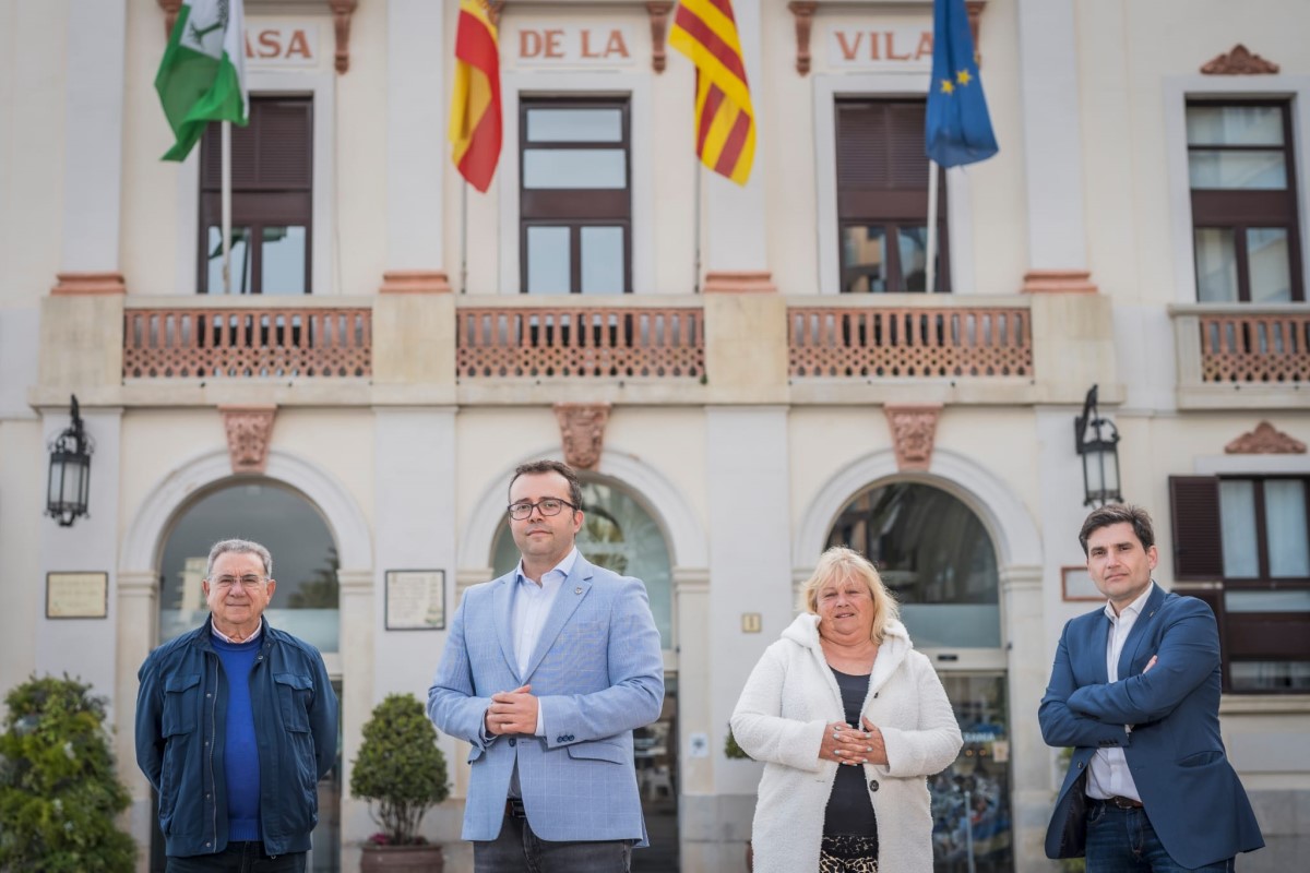 Els regidors de Cs davant de l'Ajuntament (Ciutadans Lloret)