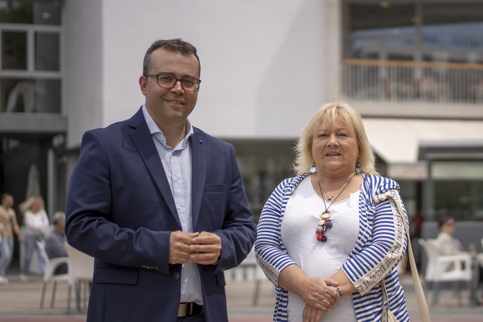 Jordi Hernández i Nicole Raets, davant del Casal de la Gent Gran