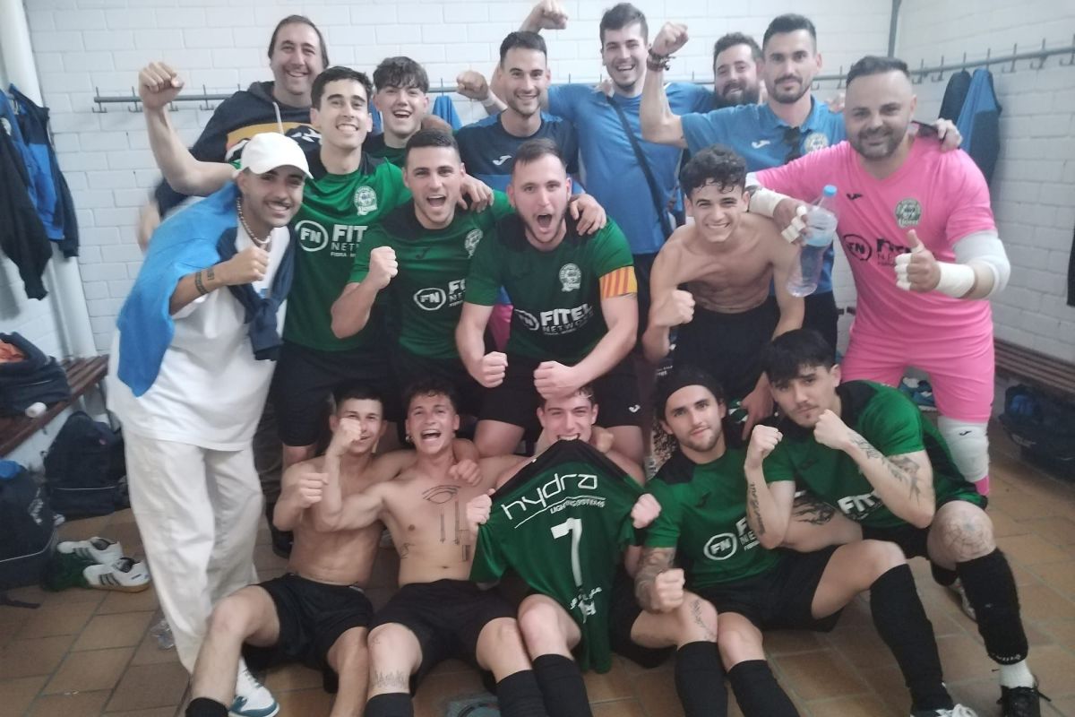 el club futbol sala lloret celebra la victoria contra el manlleu