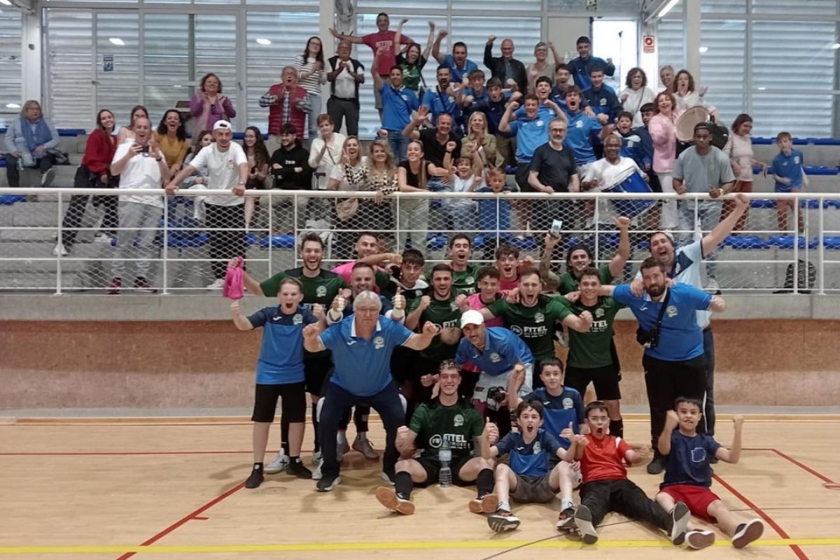 El primer equip en un partit d'aquesta temporada, amb l'afició (Club Futbol Sala Lloret)
