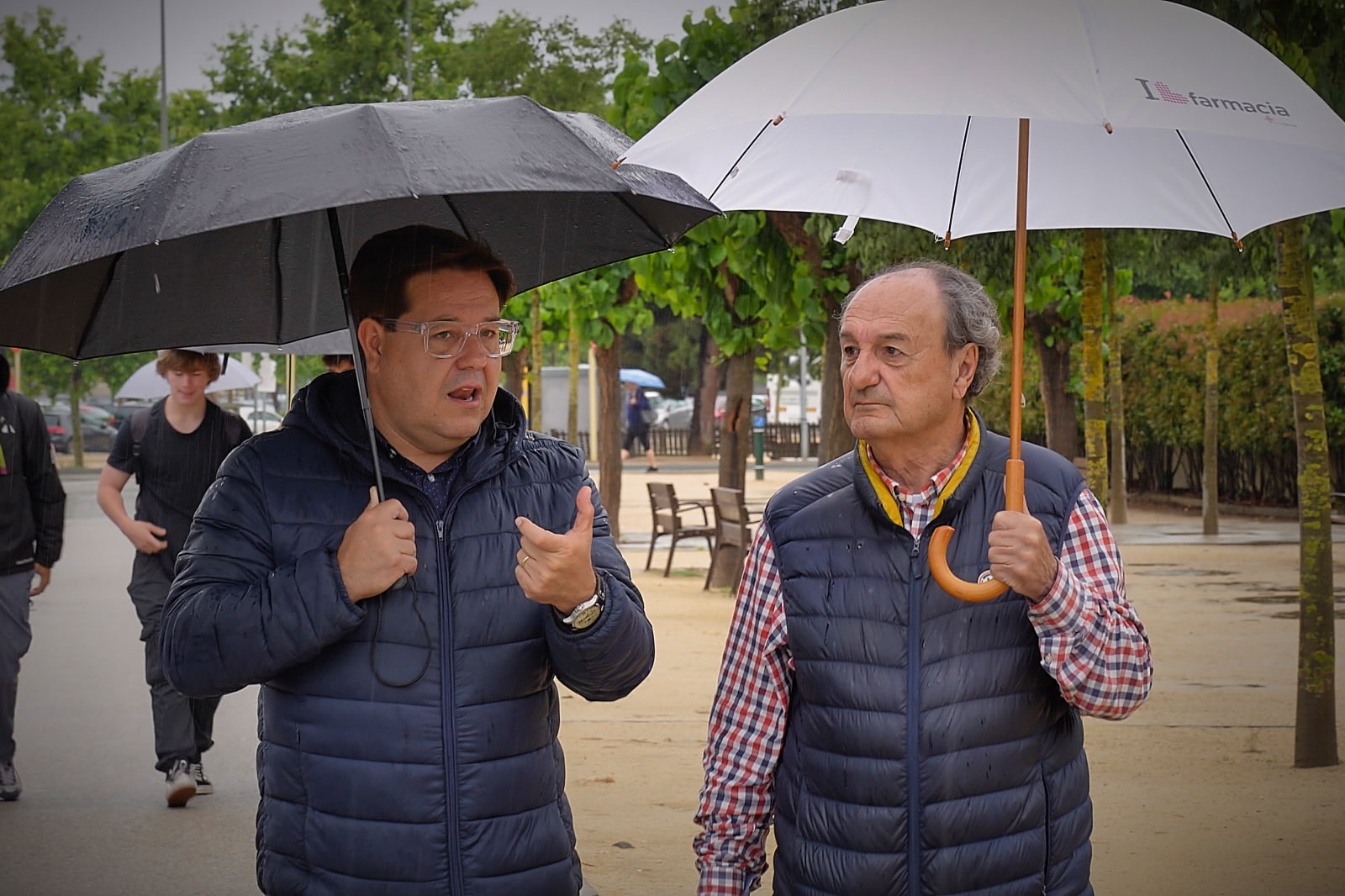 Jordi Martínez passejant amb el seu pare, al costat de la riera