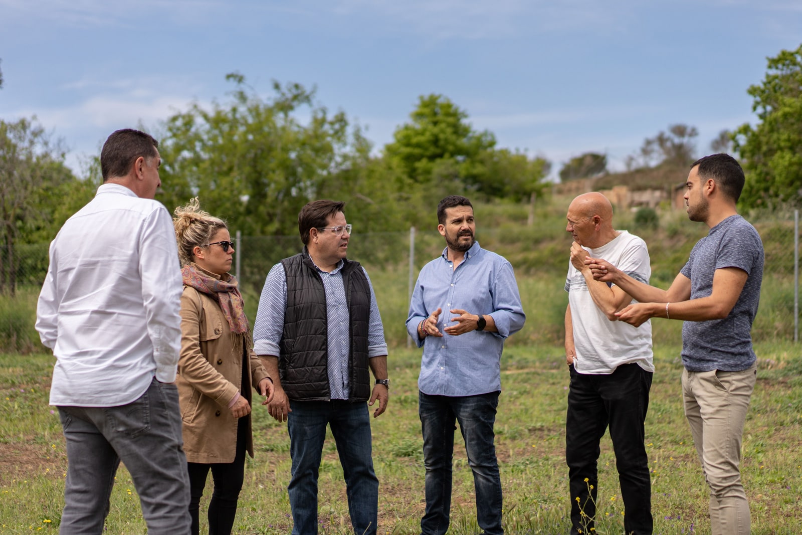 Jordi Martinez conversant amb el seu equip al Turó d'en Buc