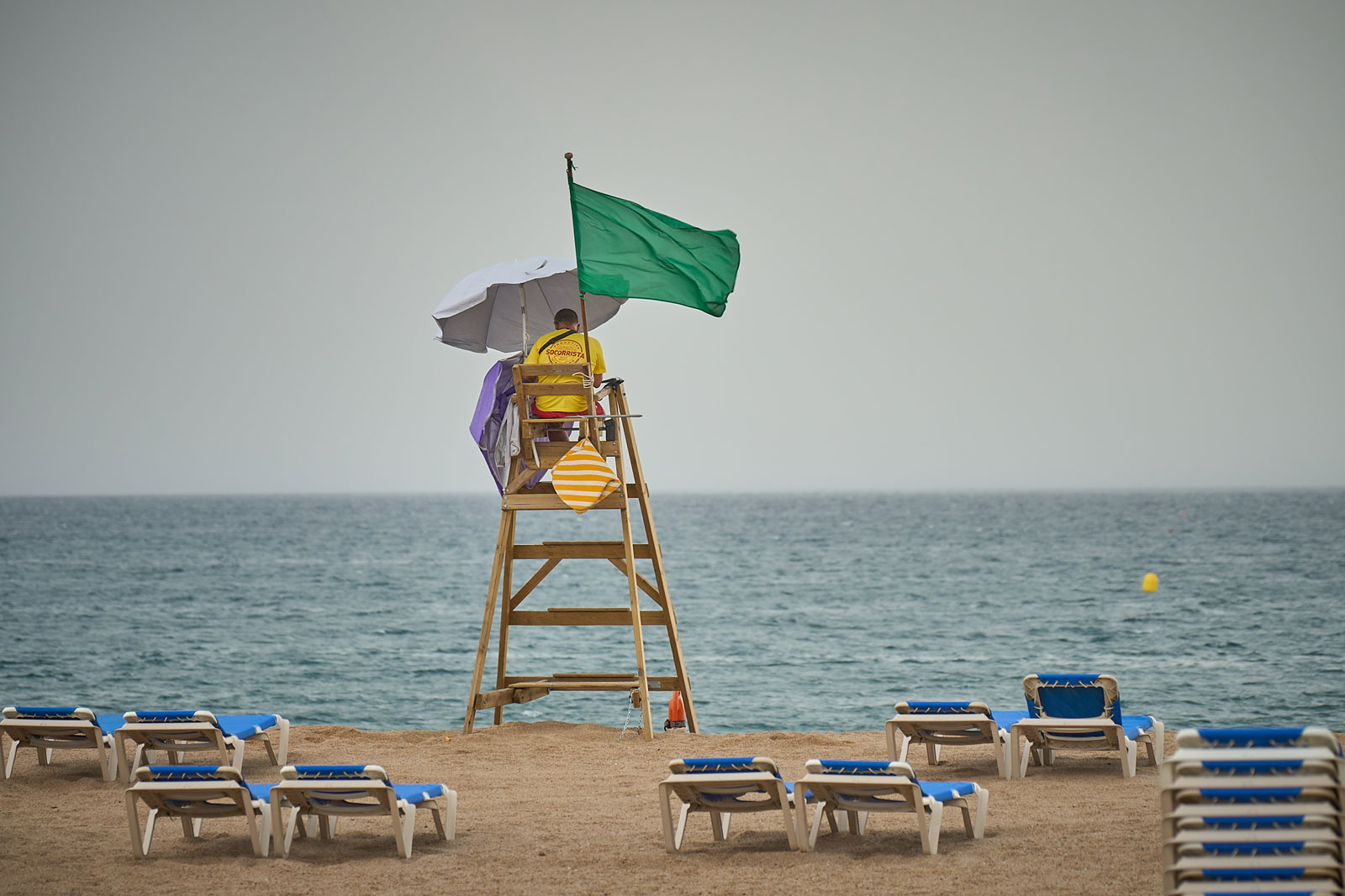 Un socorrista a la platja de Lloret