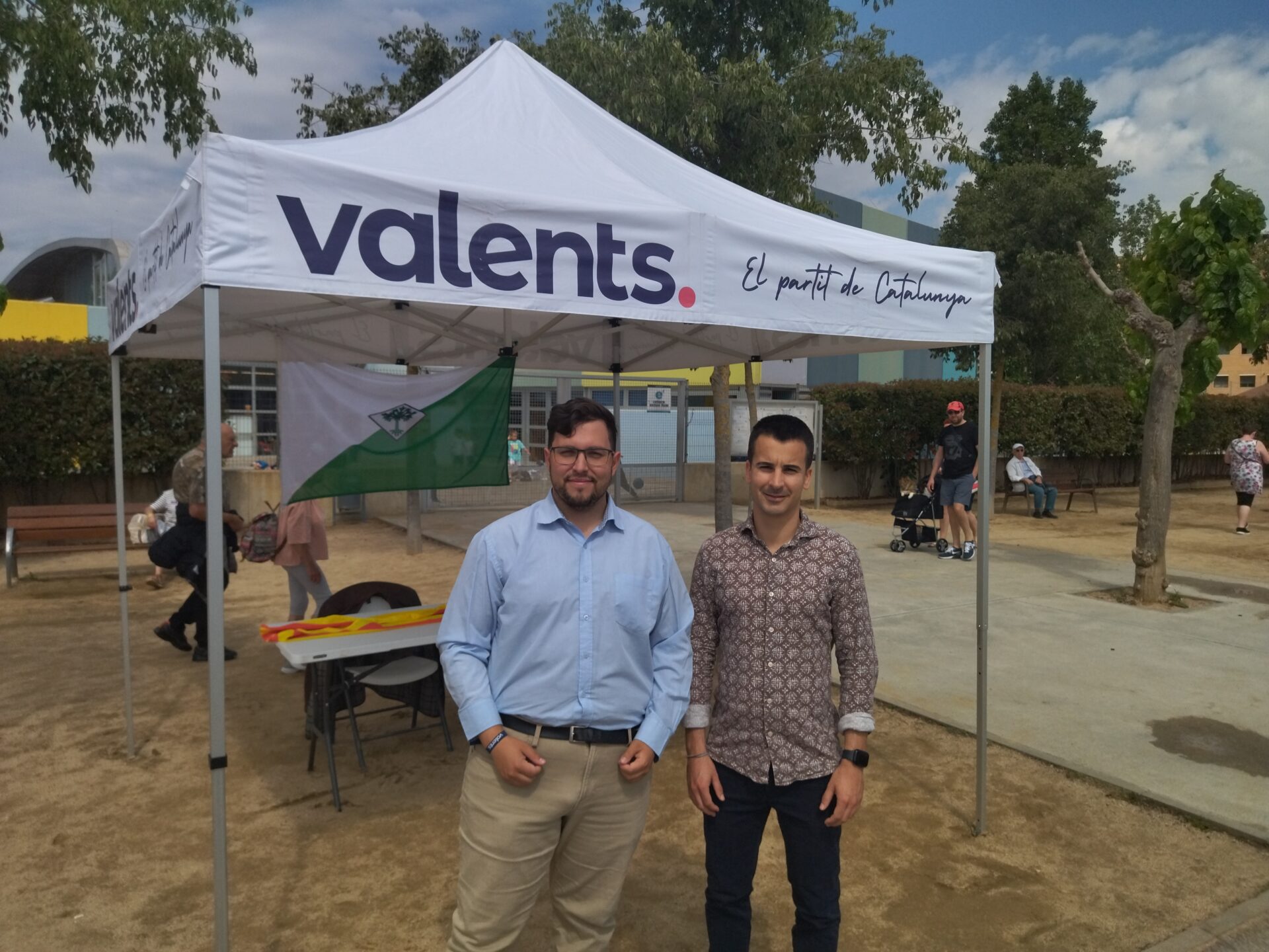 valents amb la seva carpa informativa