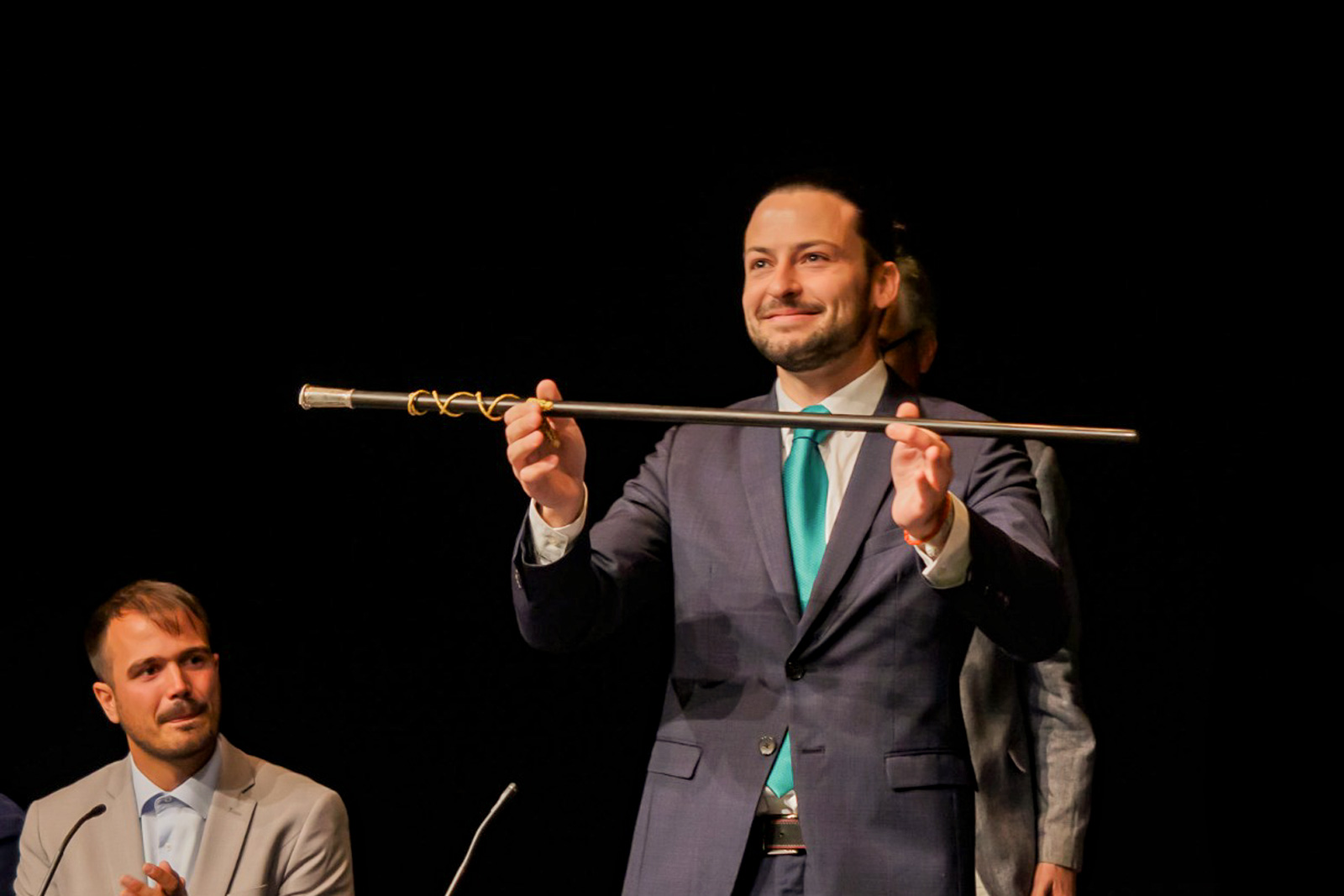 Adrià Lamelas agafant la vara d'alcalde