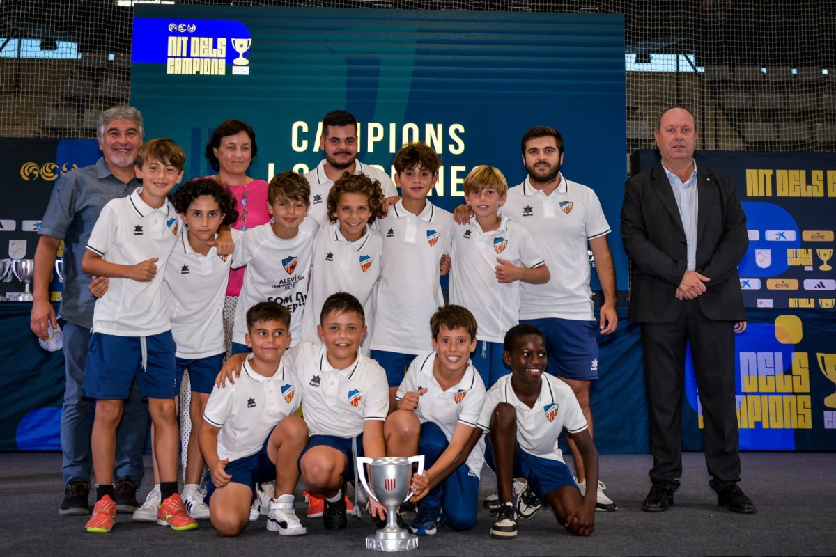 L'Aleví C amb la copa (Club de Futbol Lloret)