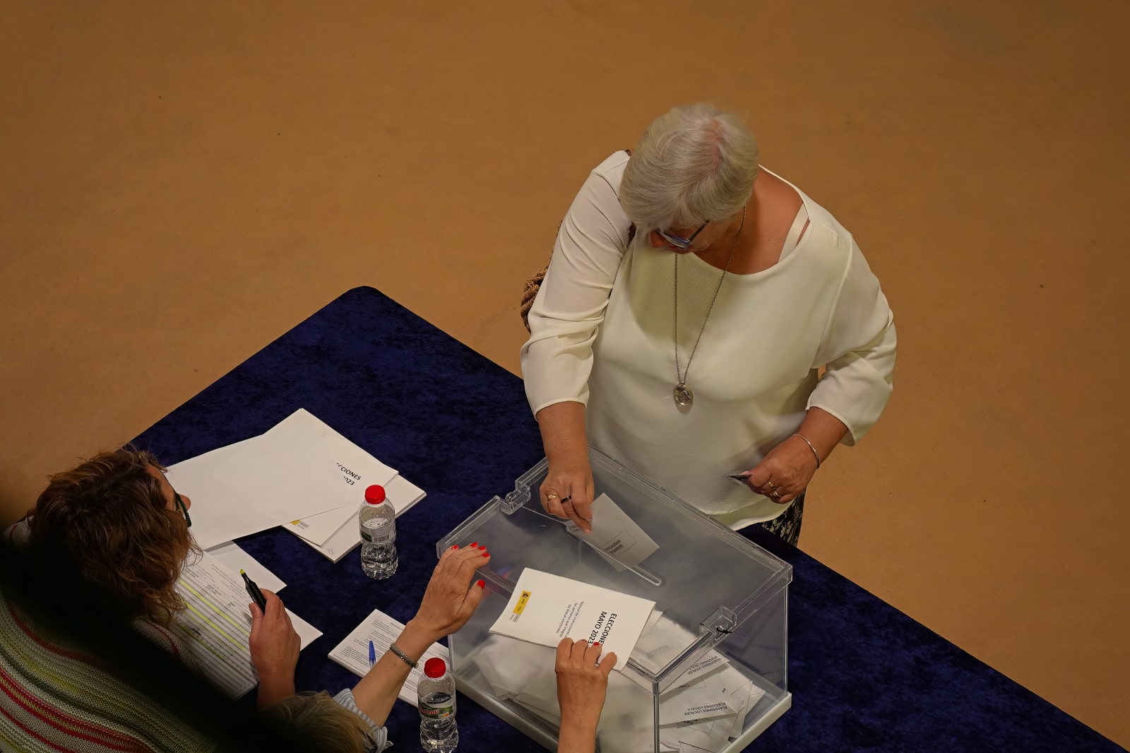 Dona votant al Teatre de Lloret a les eleccions del 28M
