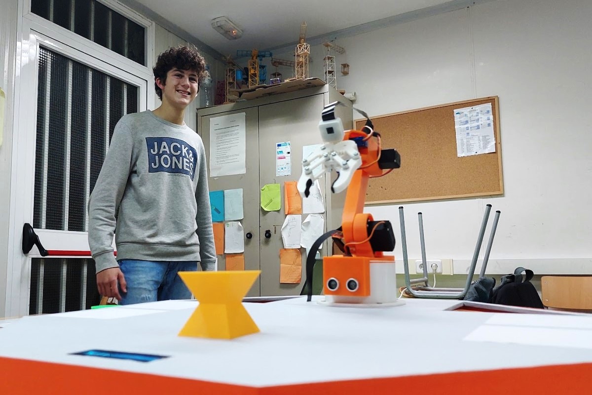 Nil Casañé, amb el seu treball de recerca (Institut Coll i Rodés)