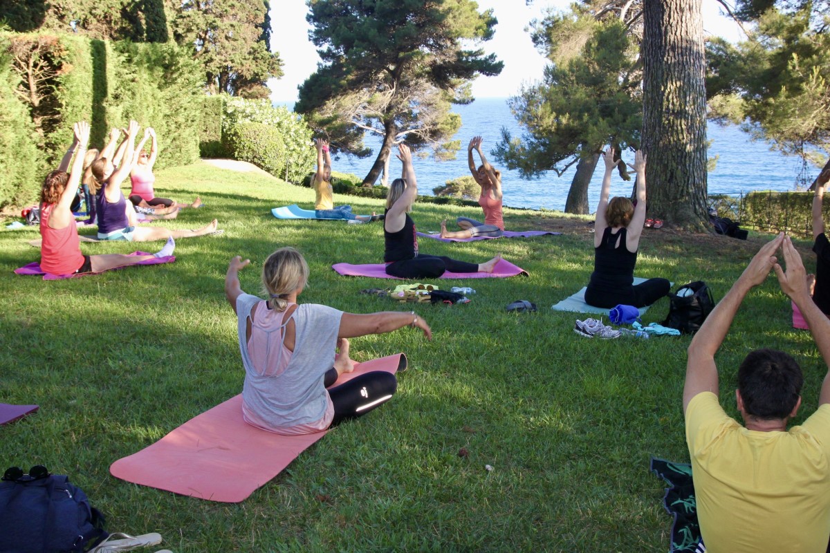 Una sessió de ioga als Jardins de Santa Clotilde (Yoga Cris Shanti)