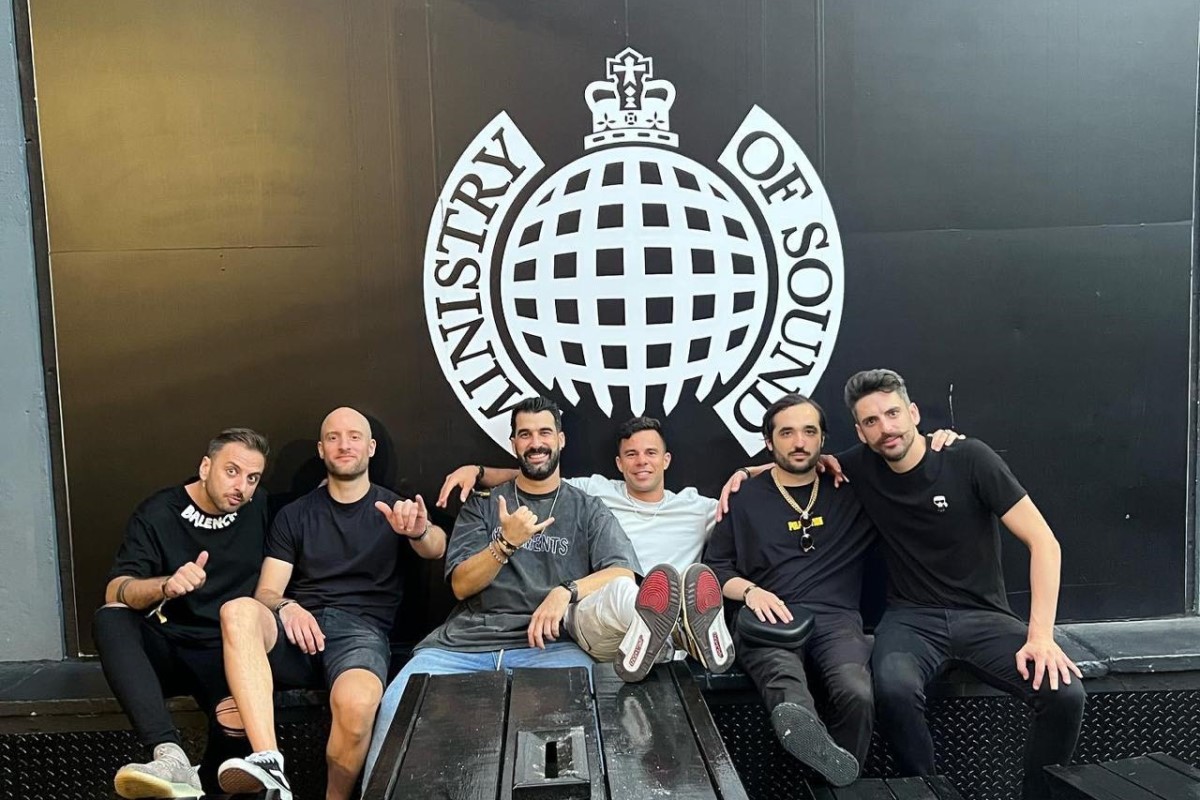 Arnny Montana, de blanc, a la discoteca Ministry of Sound