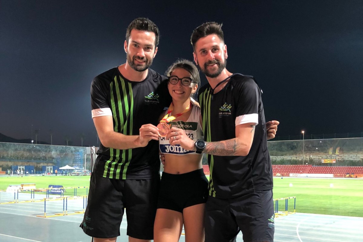 Berta Linares, amb els seus entrenadors (CA Lloret - La Selva)