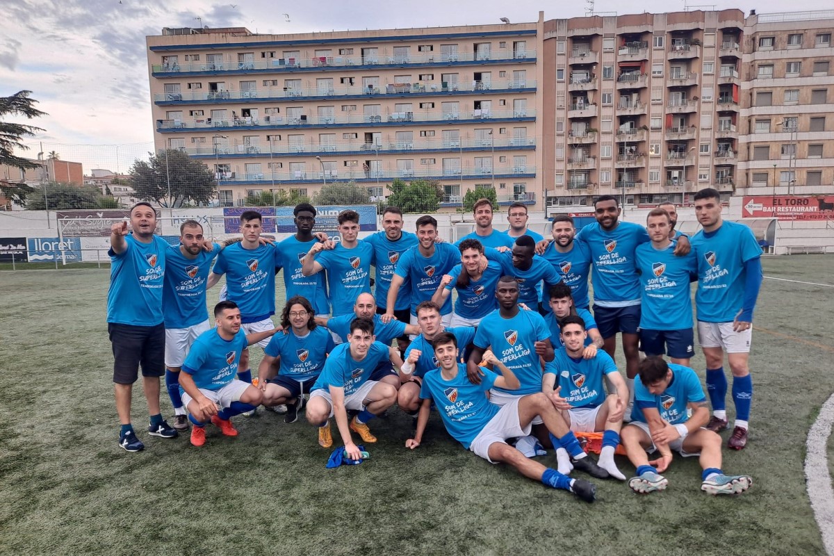 El primer equip amb la samarreta de l'ascens a Superlliga (Club de Futbol Lloret)