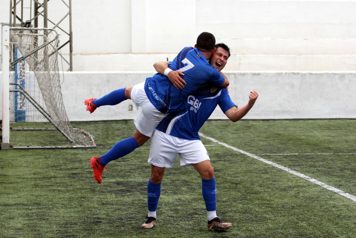 Jugadors del Club de Futbol Lloret celebrant un gol (Portal 7)
