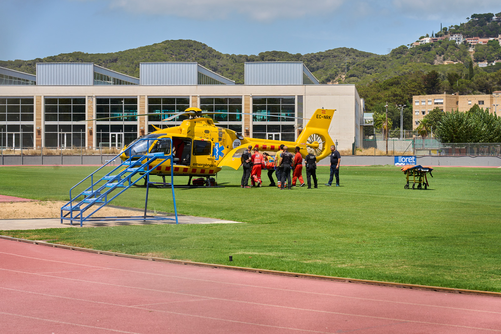 L'elicòpter d'emergències evacuant al ferit en l'accident