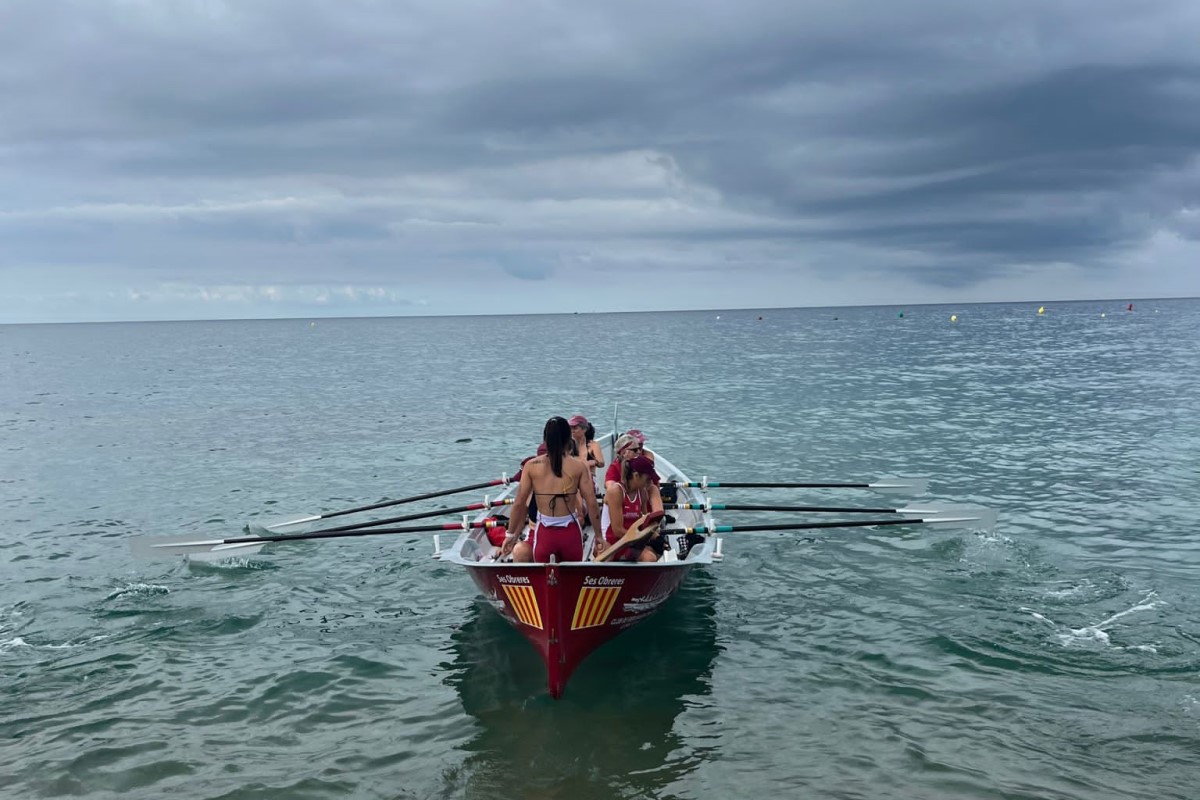 Una de les tripulacions de Santa Cristina, a la regata d'aquest diumenge (Rem Santa Cristina)