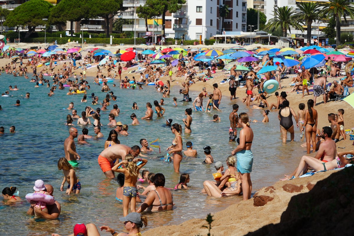 La platja de Fenals, plena de banyistes