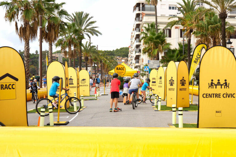 Les bicicletes i patinets ocupen el passeig marítim de Lloret