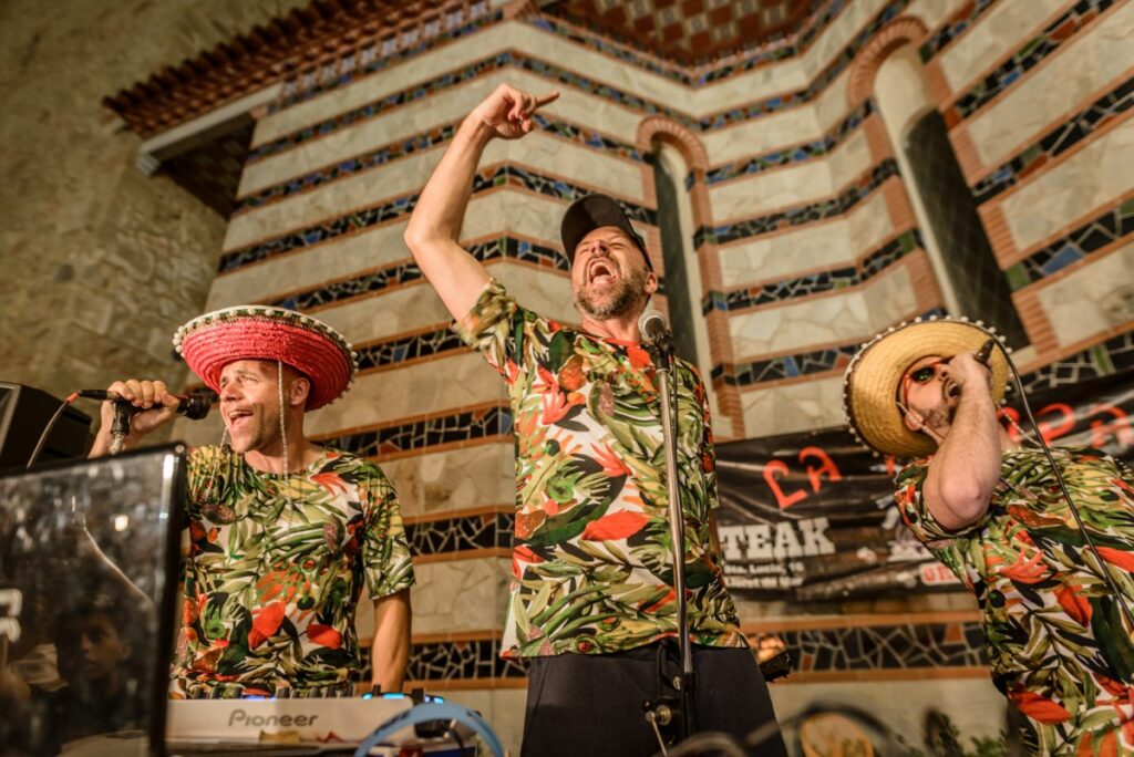 Paco La Voz & Bertran's Show mai fallen (Zalo Photos)