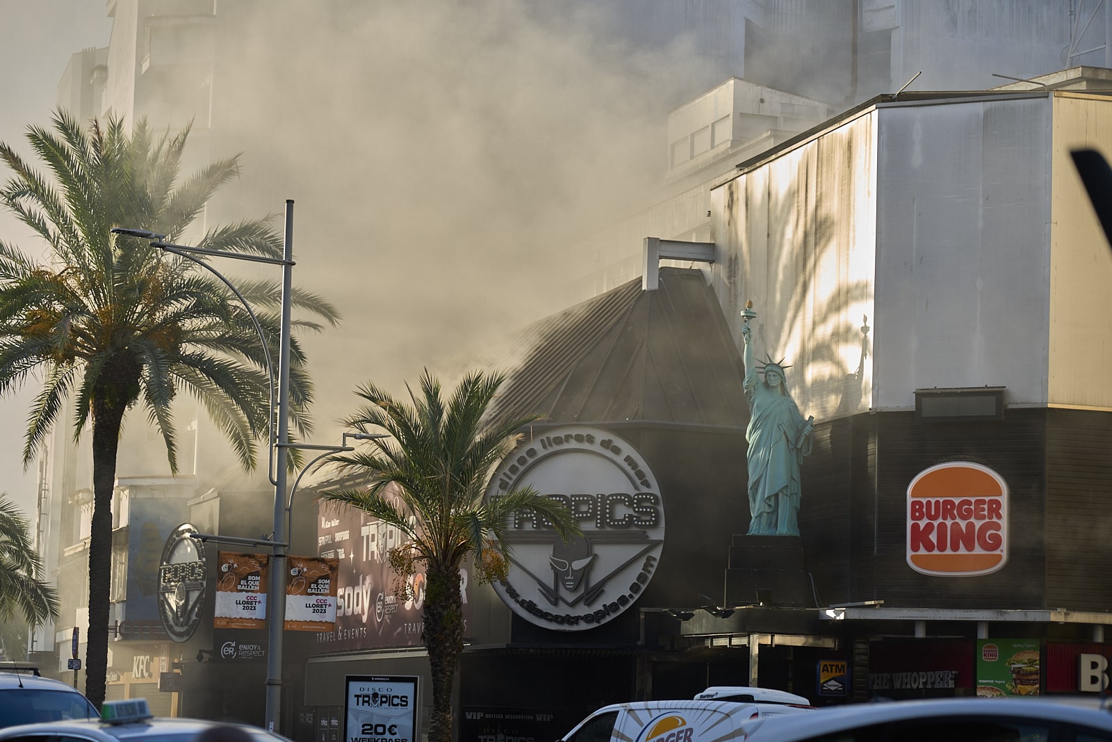El fum sortint de la DiscoTropics durant l'incendi d'aquest matí
